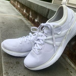 LIKE NEW HOKA ONE ONE TIVRAS